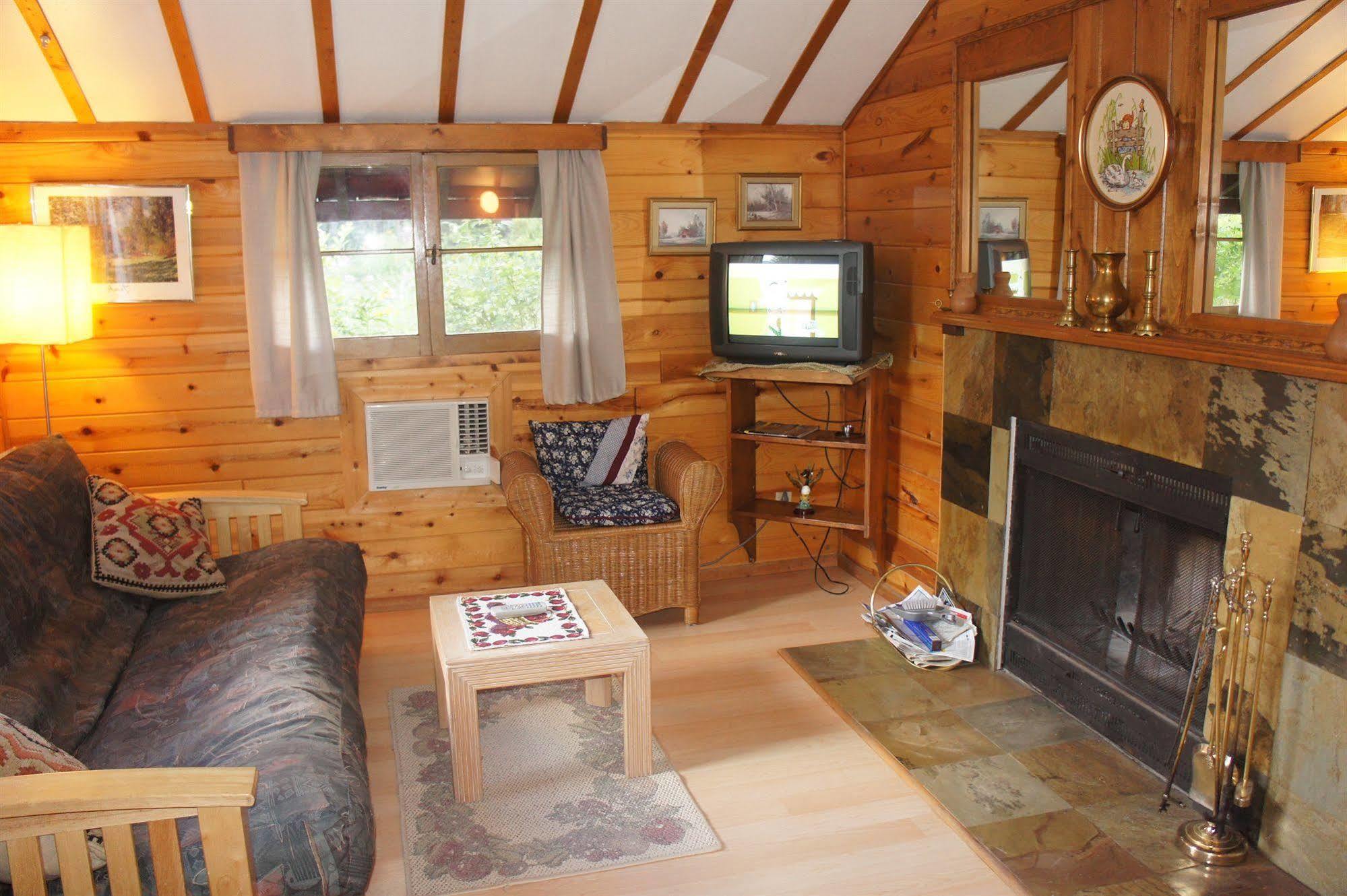 Fairmont Mountain Bungalows Fairmont Hot Springs Esterno foto