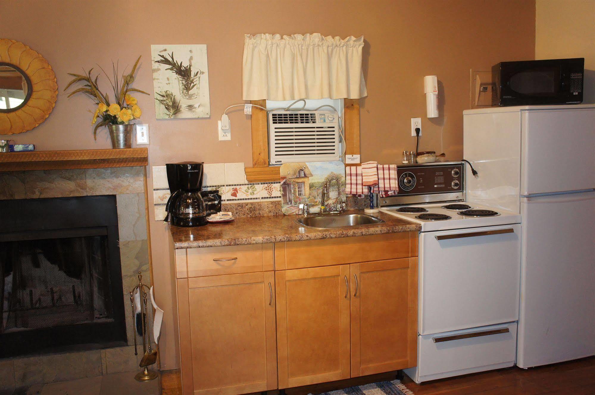 Fairmont Mountain Bungalows Fairmont Hot Springs Esterno foto
